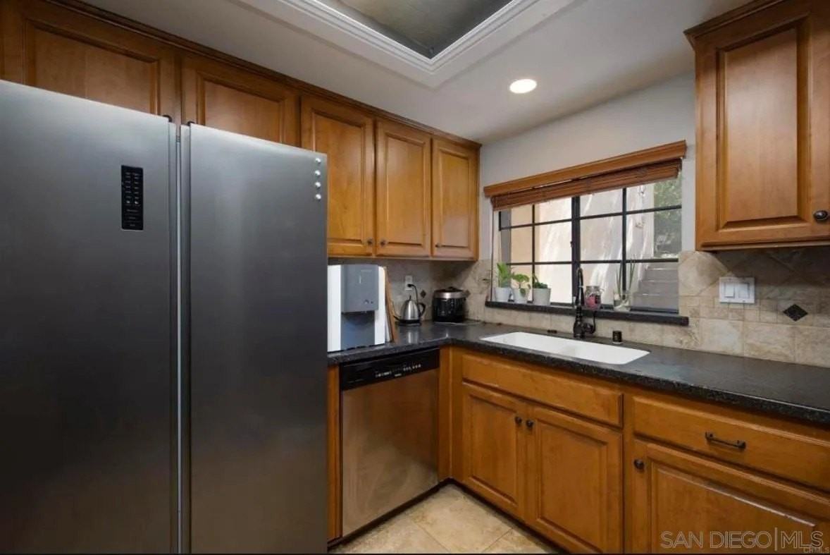 2804 Winthrop Ave - Photo 4 of 9