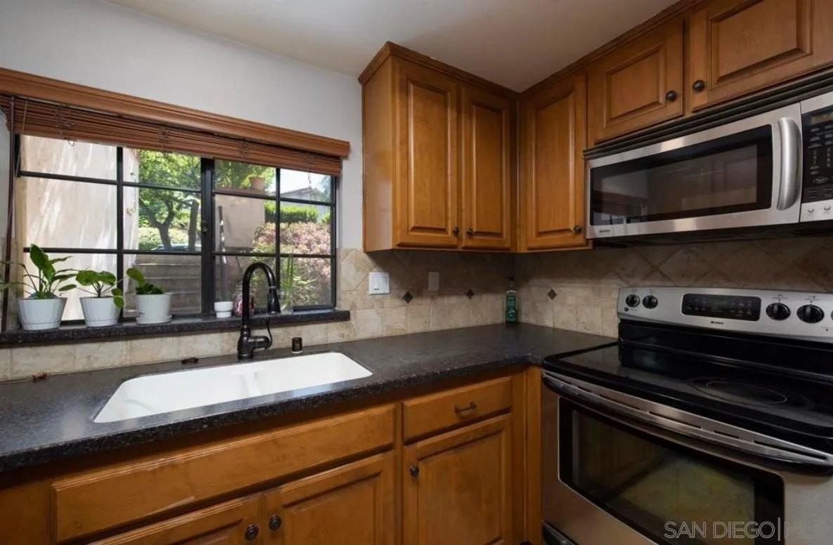 2804 Winthrop Ave - Photo 5 of 9