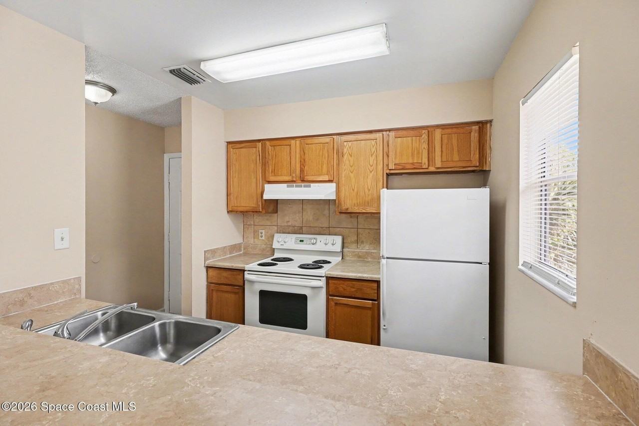2414 Fox Hollow Dr - Photo 3 of 15