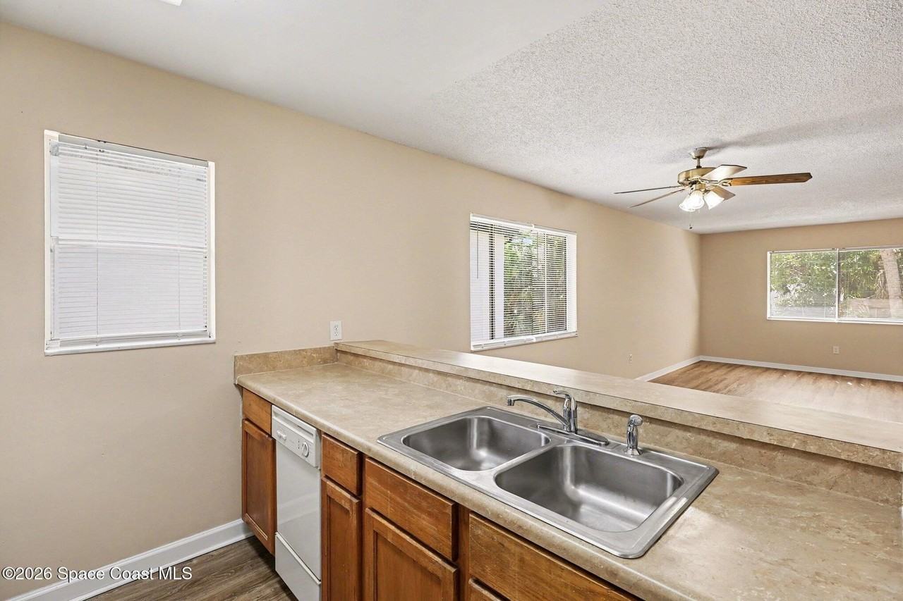 2414 Fox Hollow Dr - Photo 4 of 15