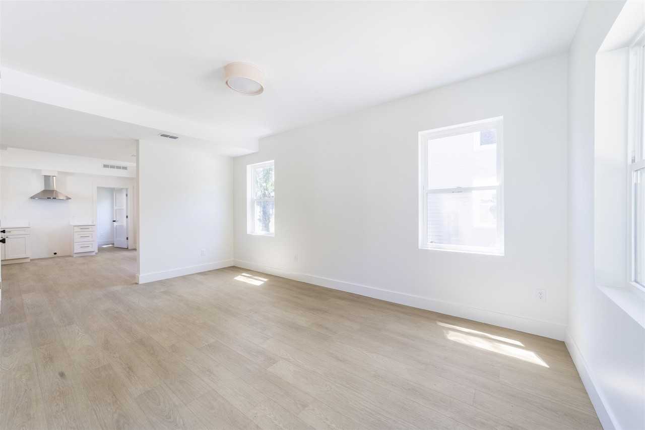 962 Alexander St - Photo 7 of 32