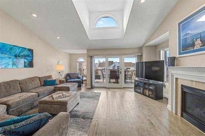 223 N Coolidge Ave - Photo 4 of 17