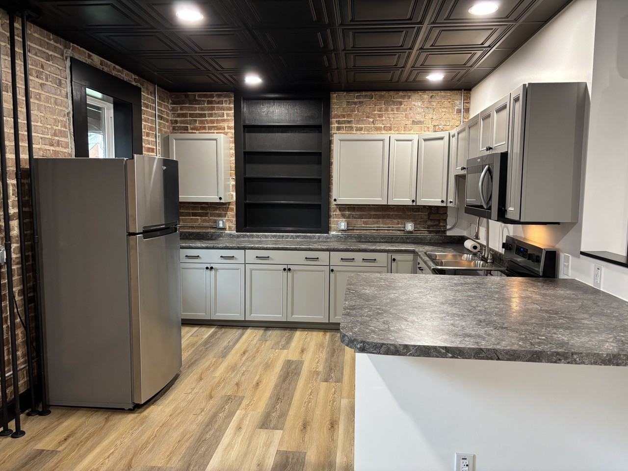 508 Commissioner St #6 - Photo 2 of 8