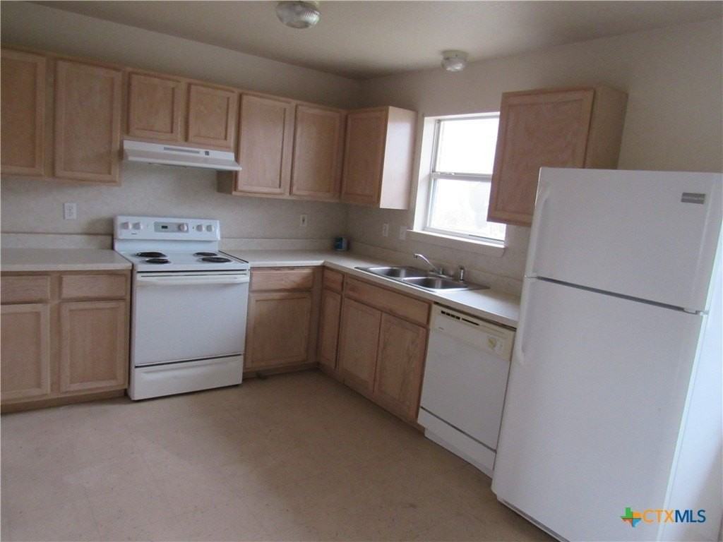 2811 Cantabrian Dr #B - Photo 4 of 14