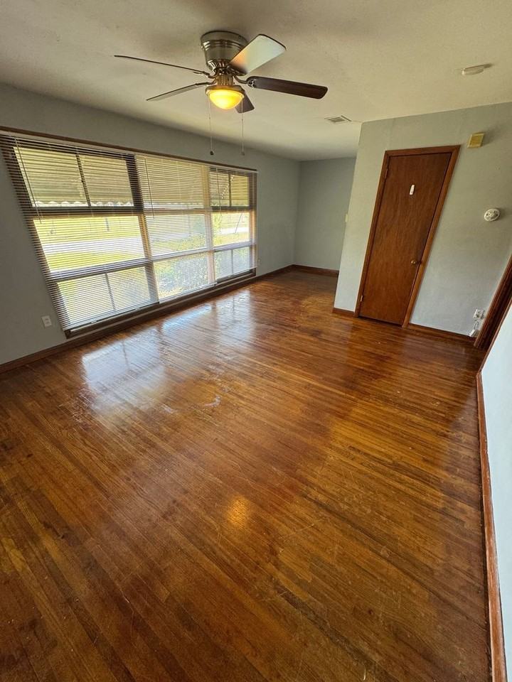 1605 W 21st St - Photo 3 of 10