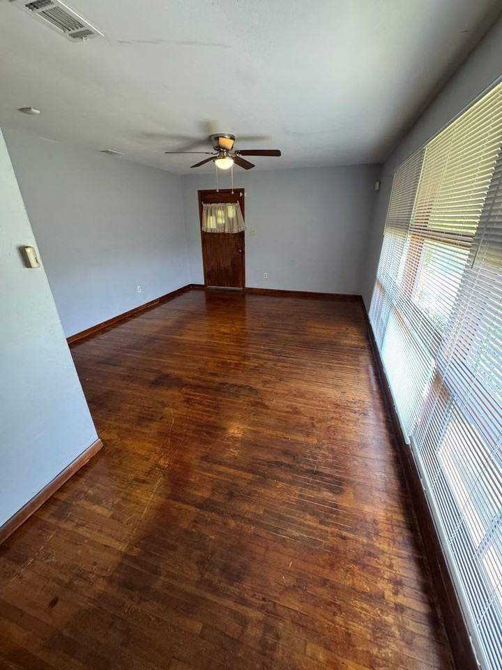 1605 W 21st St - Photo 4 of 10