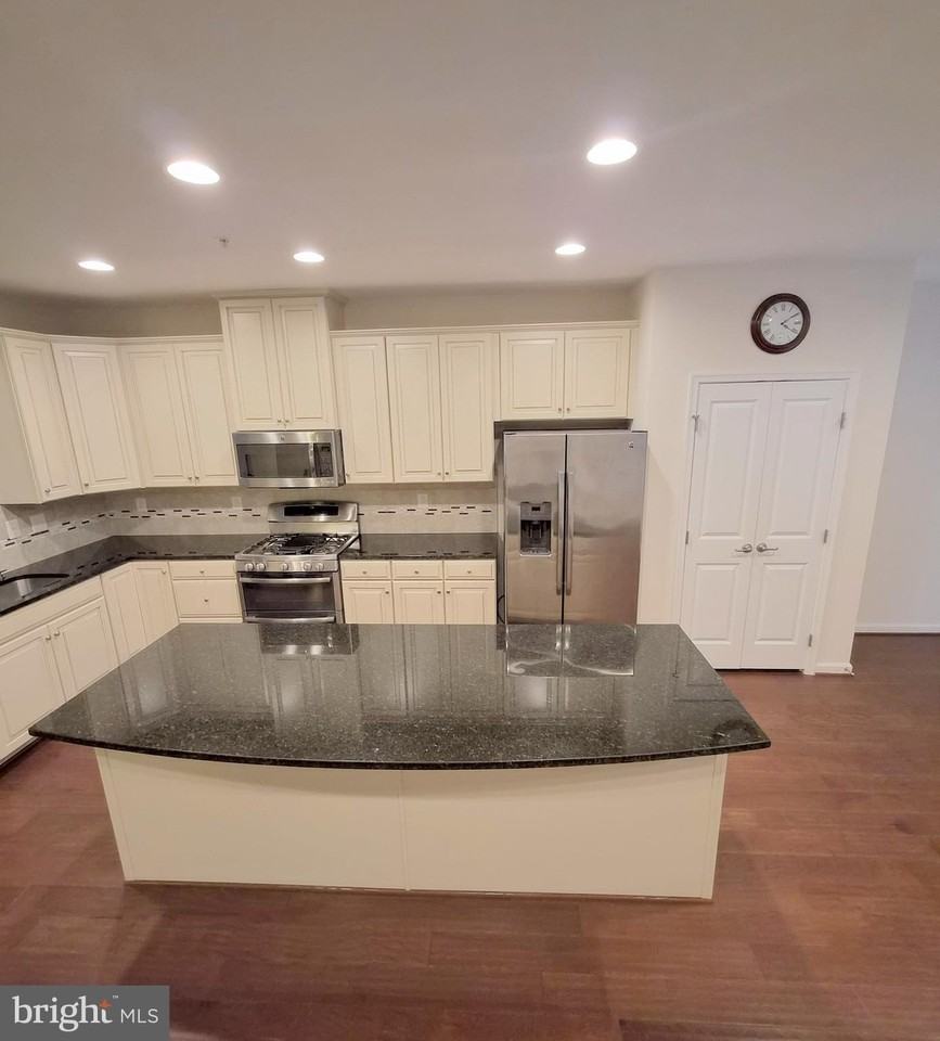 9128 Landon House Ln - Photo 4 of 34