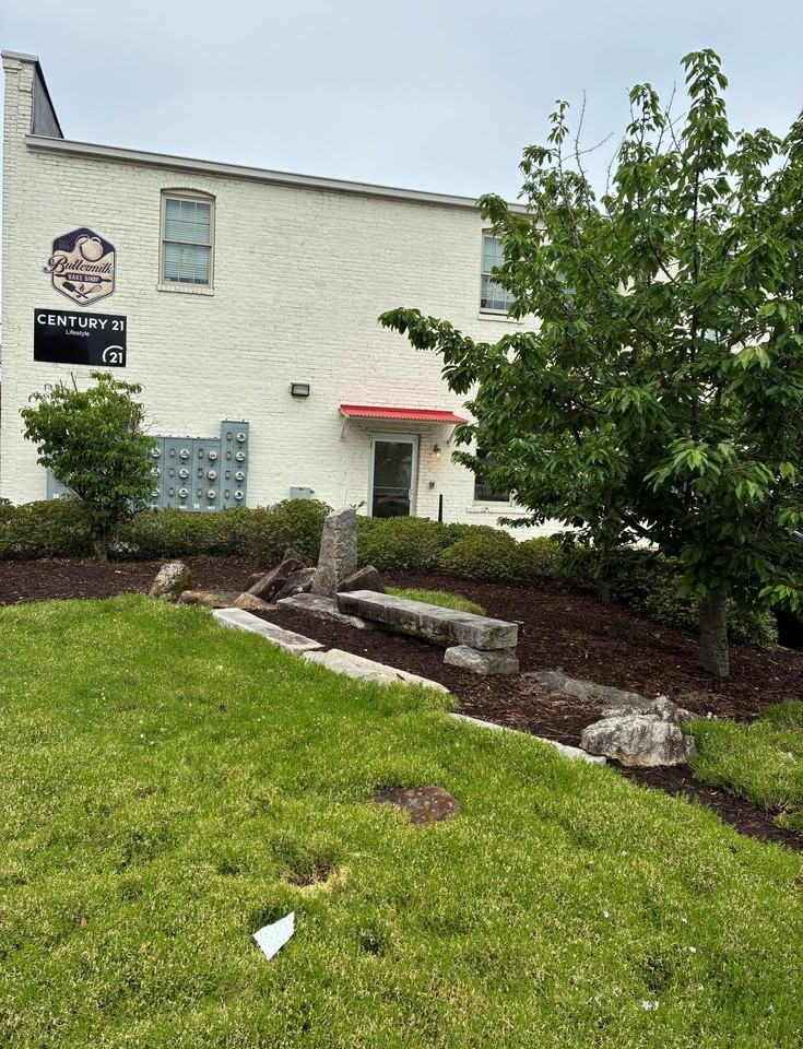 257 E Bank St - Photo 2 of 3