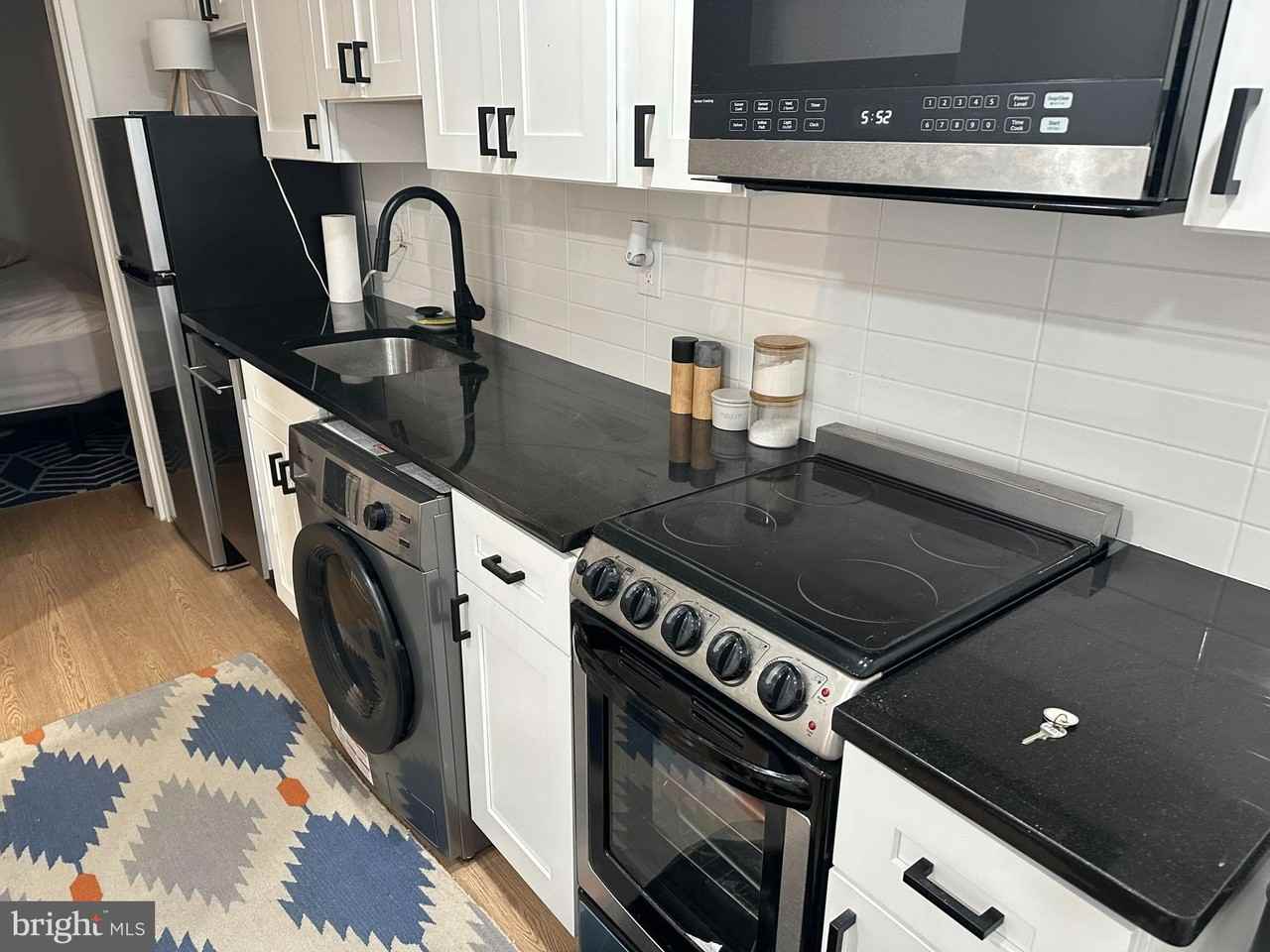 1018 Pine St #2R - Photo 3 of 4