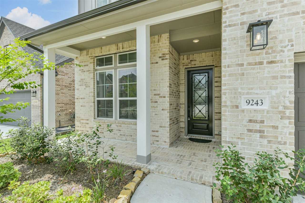 9243 Trimble Landing Dr - Photo 2 of 33