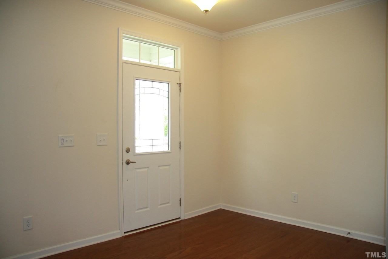 1013 Semora Ln - Photo 2 of 30