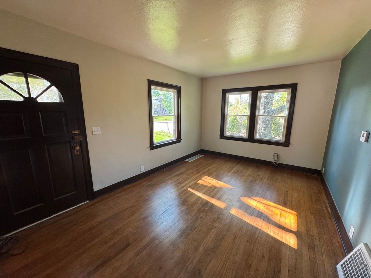 2711 47th St - Photo 3 of 13