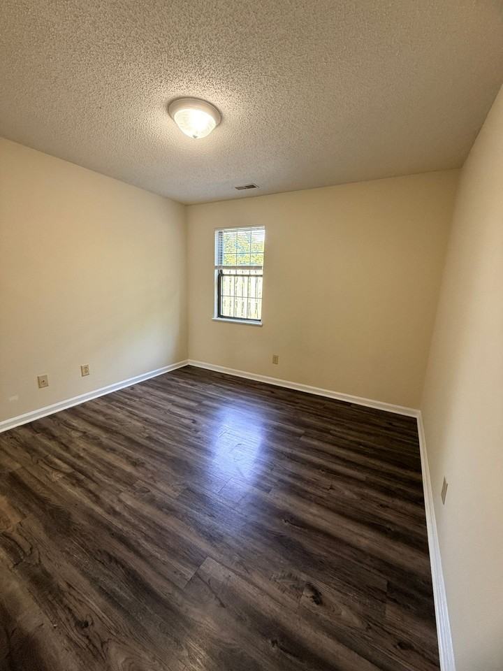 Ivy Court Apartments - Photo 3 of 23