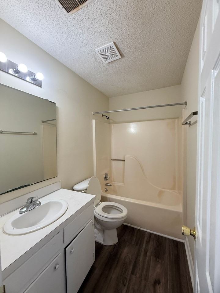 Ivy Court Apartments - Photo 4 of 23
