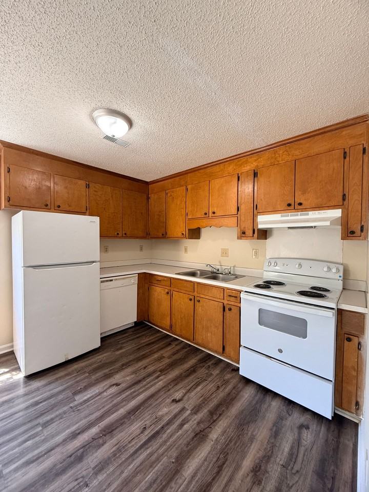 Ivy Court Apartments - Photo 5 of 23