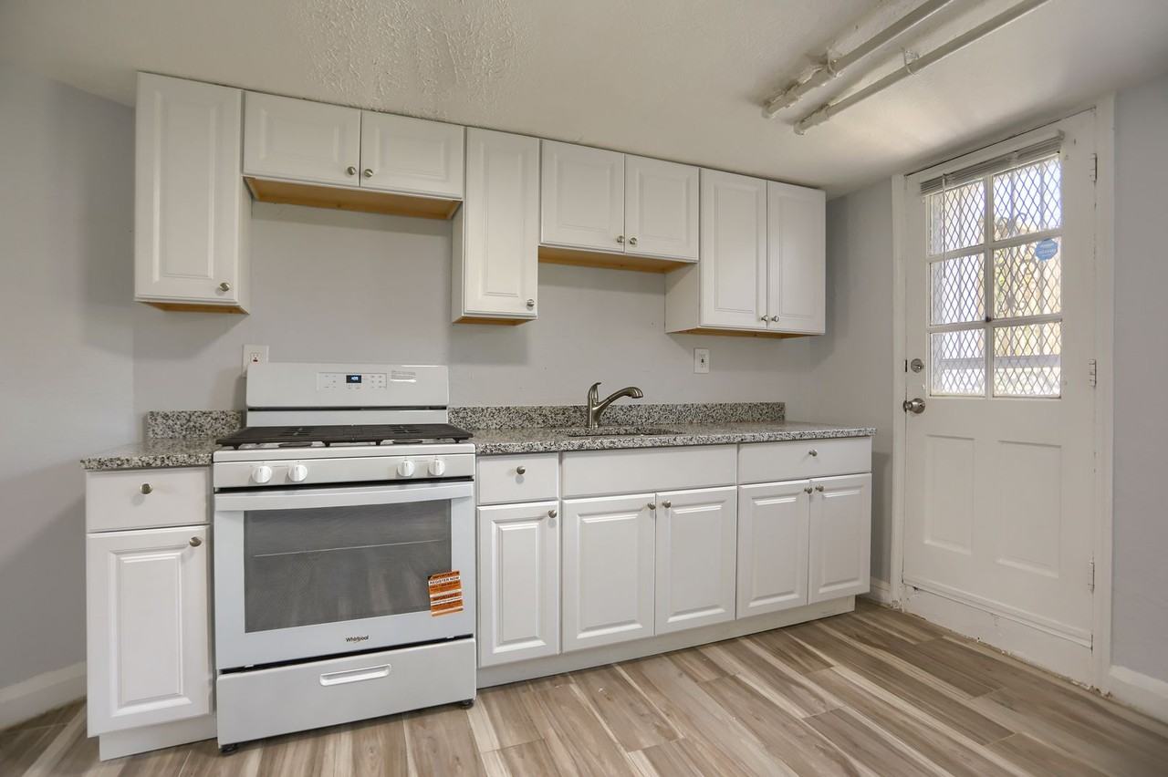 1323 N Kenwood Ave - Photo 2 of 47