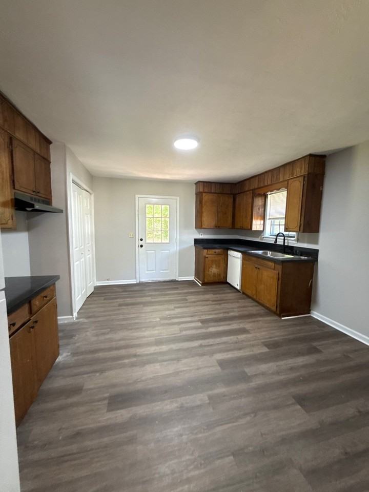 319 N Bond Ave #1 - Photo 3 of 7