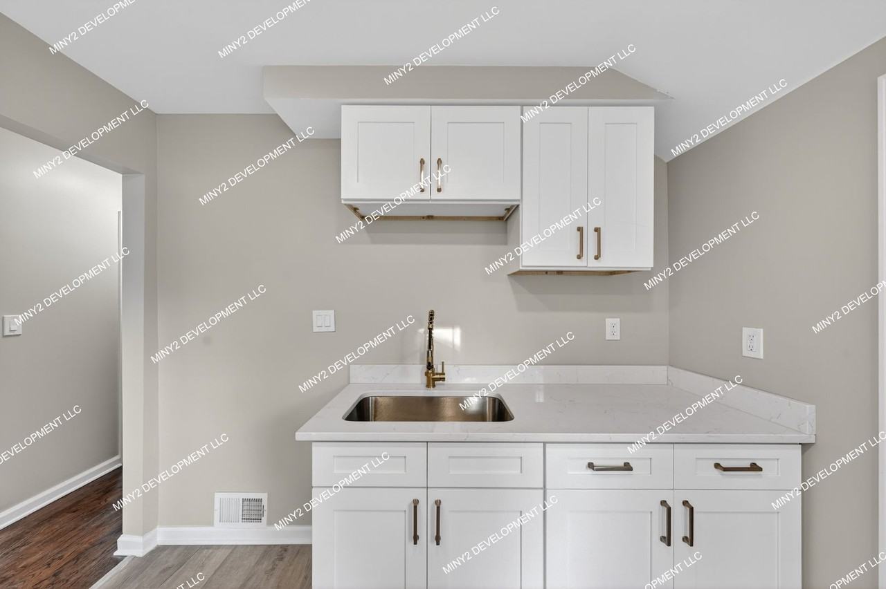 21422 Pembroke Ave - Photo 3 of 27