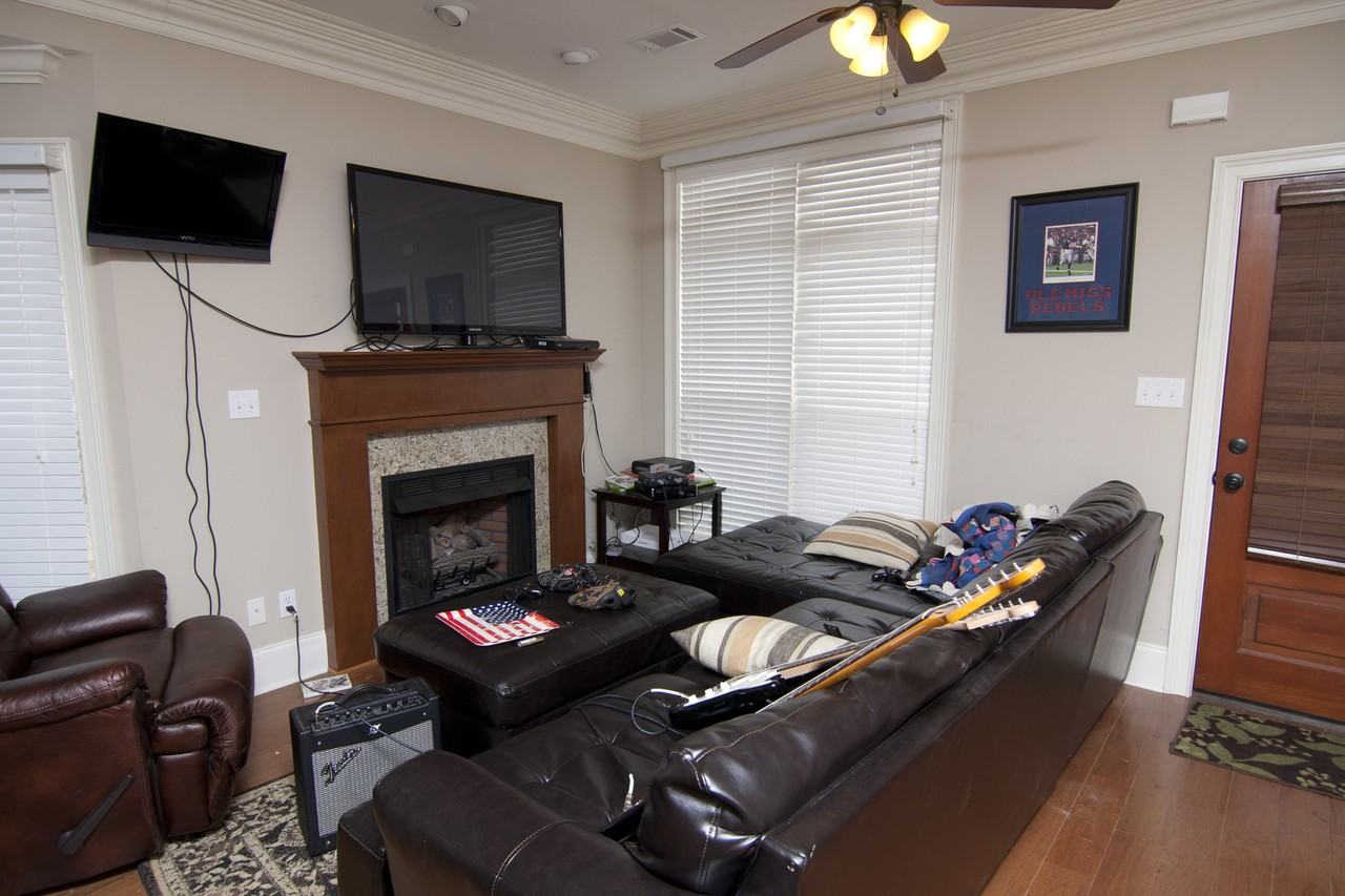 159 Falls Grove Dr - Photo 2 of 8