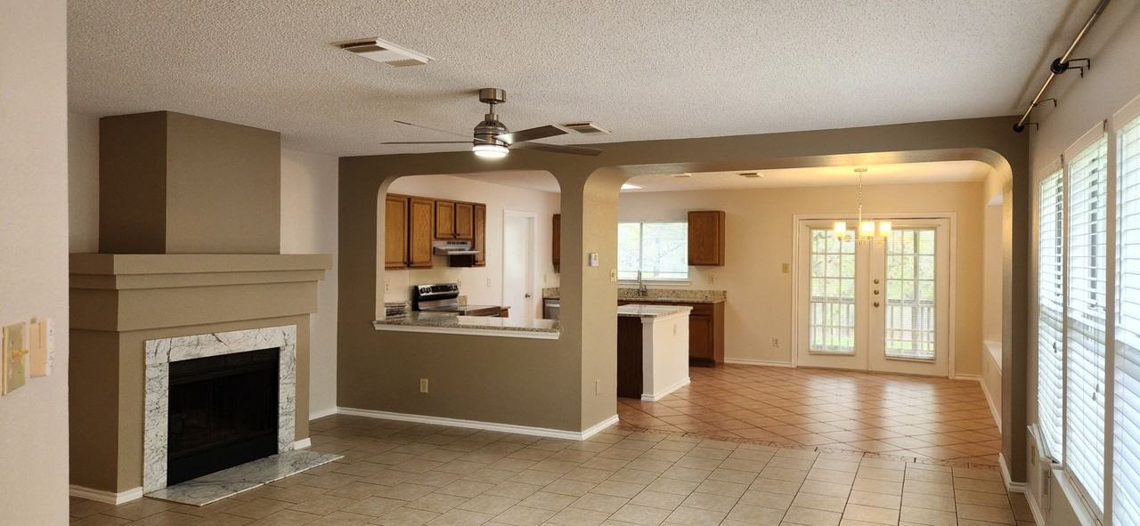 15902 Walnut Creek Dr - Photo 4 of 36
