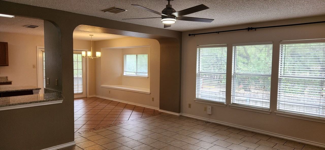 15902 Walnut Creek Dr - Photo 5 of 36
