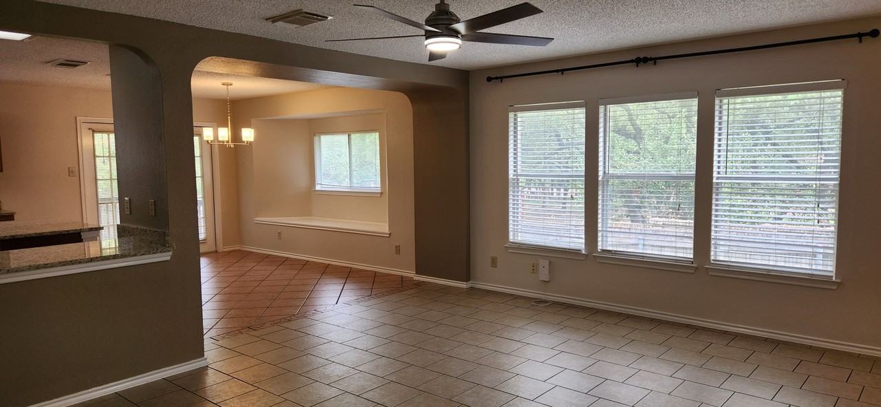 15902 Walnut Creek Dr - Photo 6 of 36