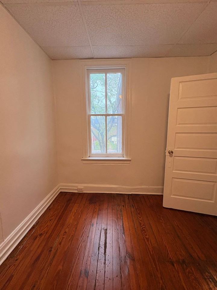 640 W Princess St #2 - Photo 6 of 15