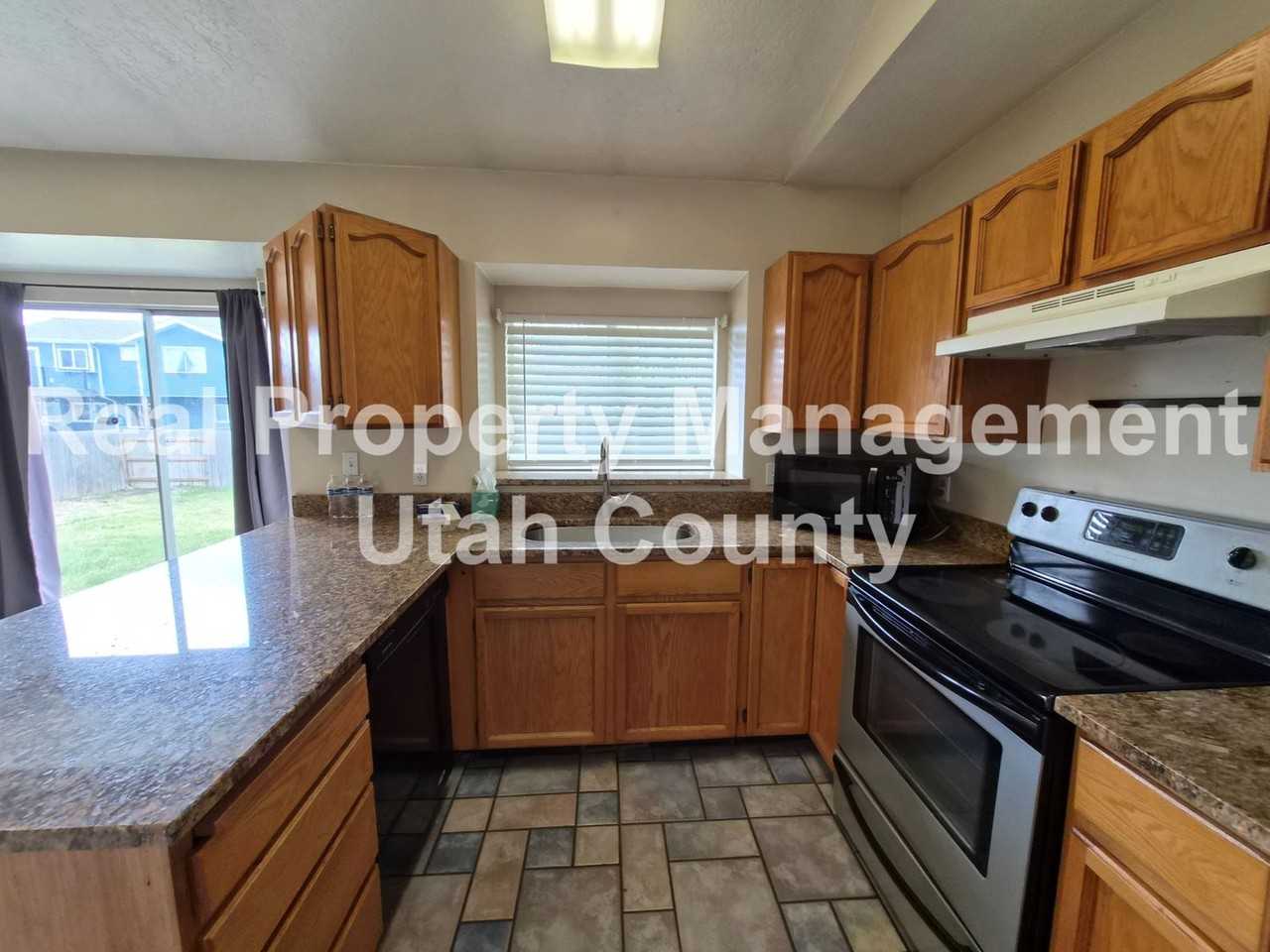 510 E 300 S - Photo 7 of 39