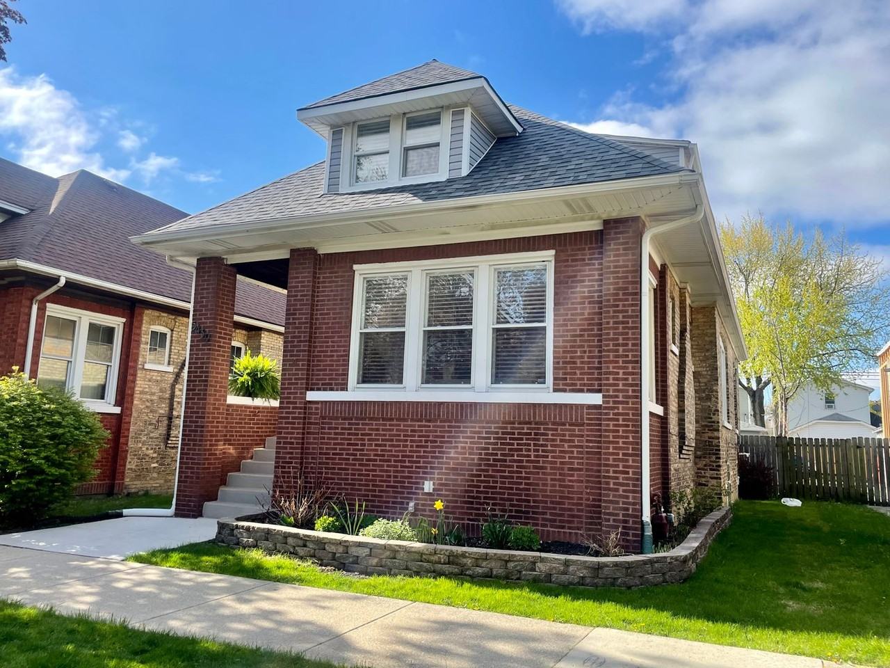 5439 W Dakin St - Photo 2 of 31