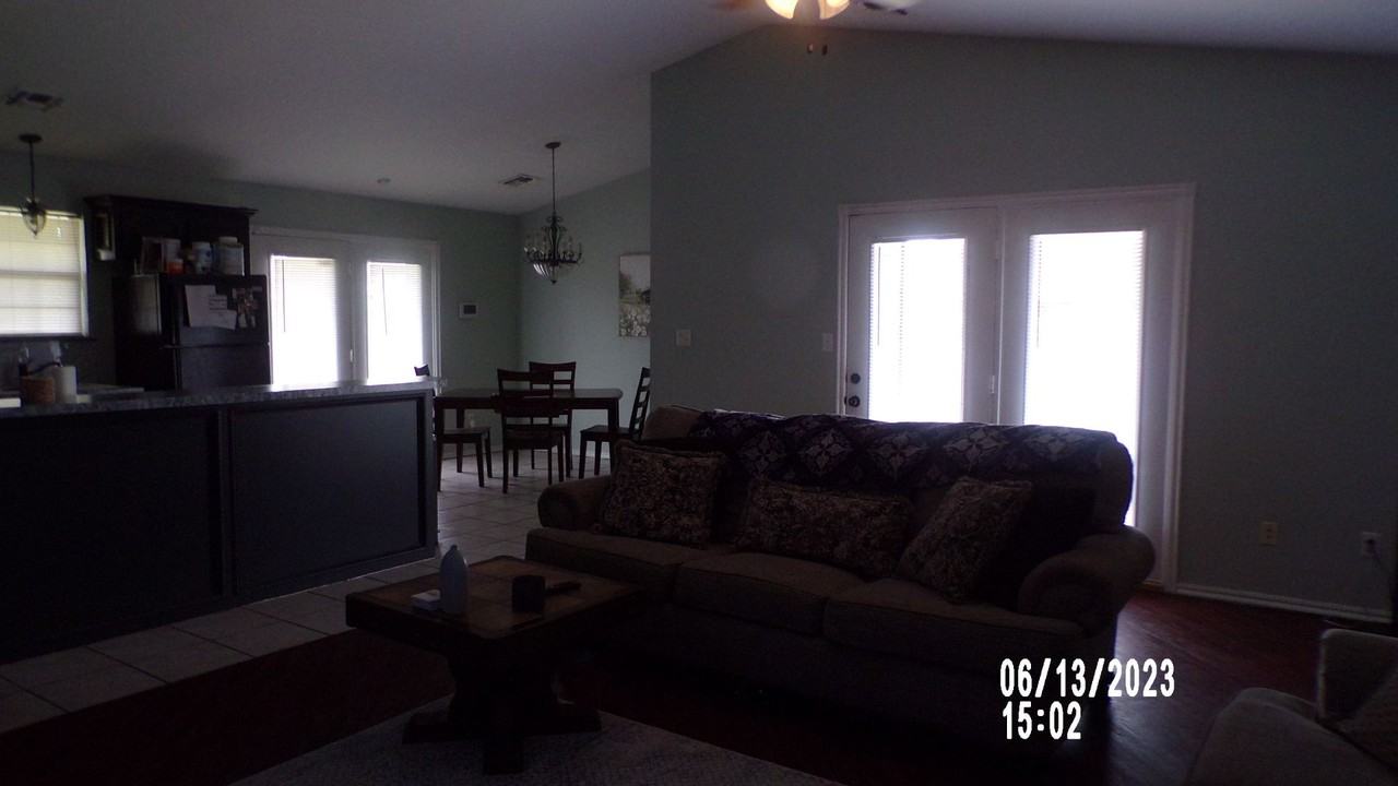 2420 Sw 44th St - Photo 3 of 32