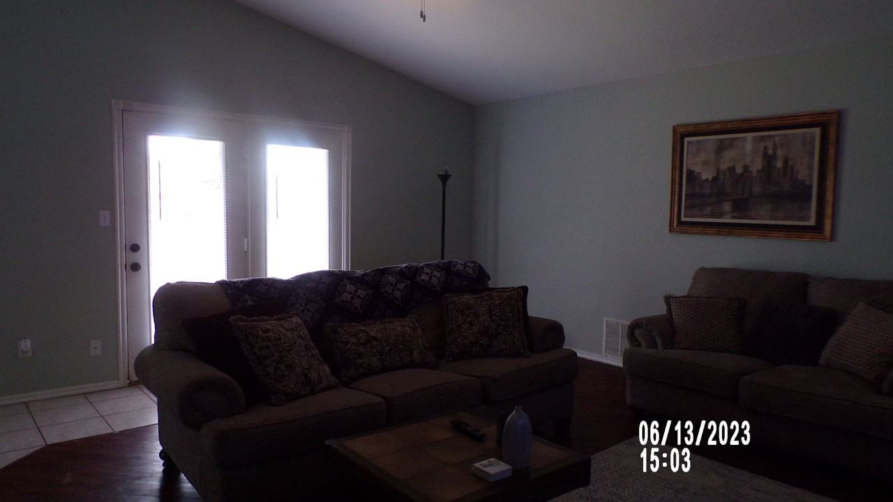 2420 Sw 44th St - Photo 4 of 32