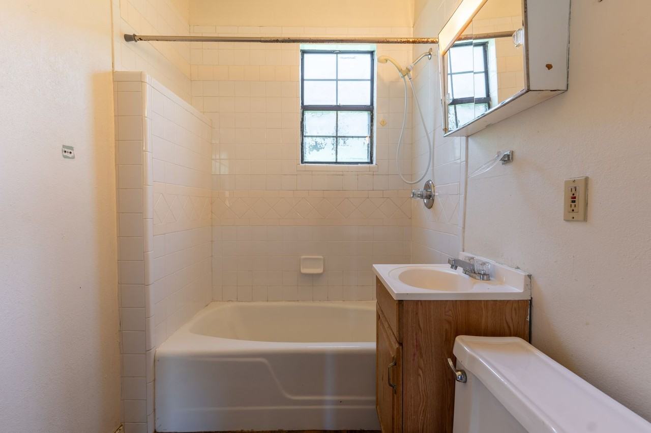 517 Sw 26th St - Photo 4 of 14