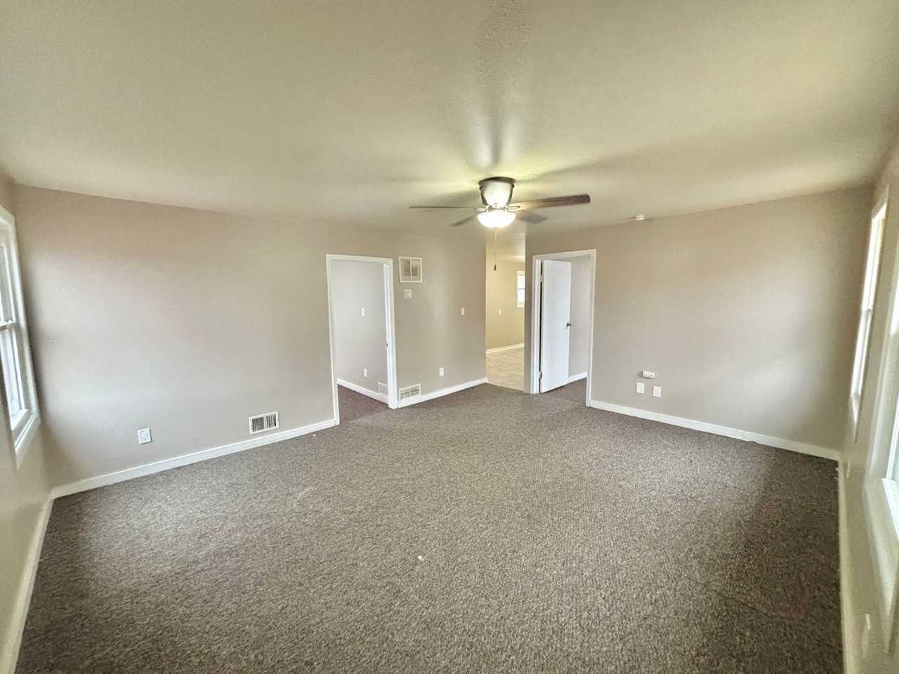 52 Lorimer St - Photo 4 of 11
