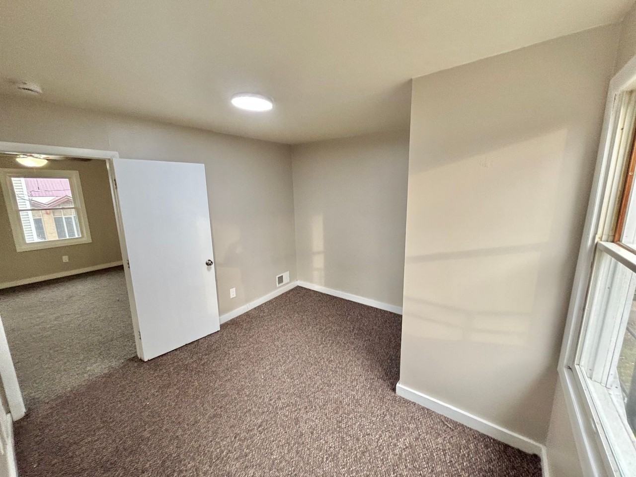52 Lorimer St - Photo 7 of 11