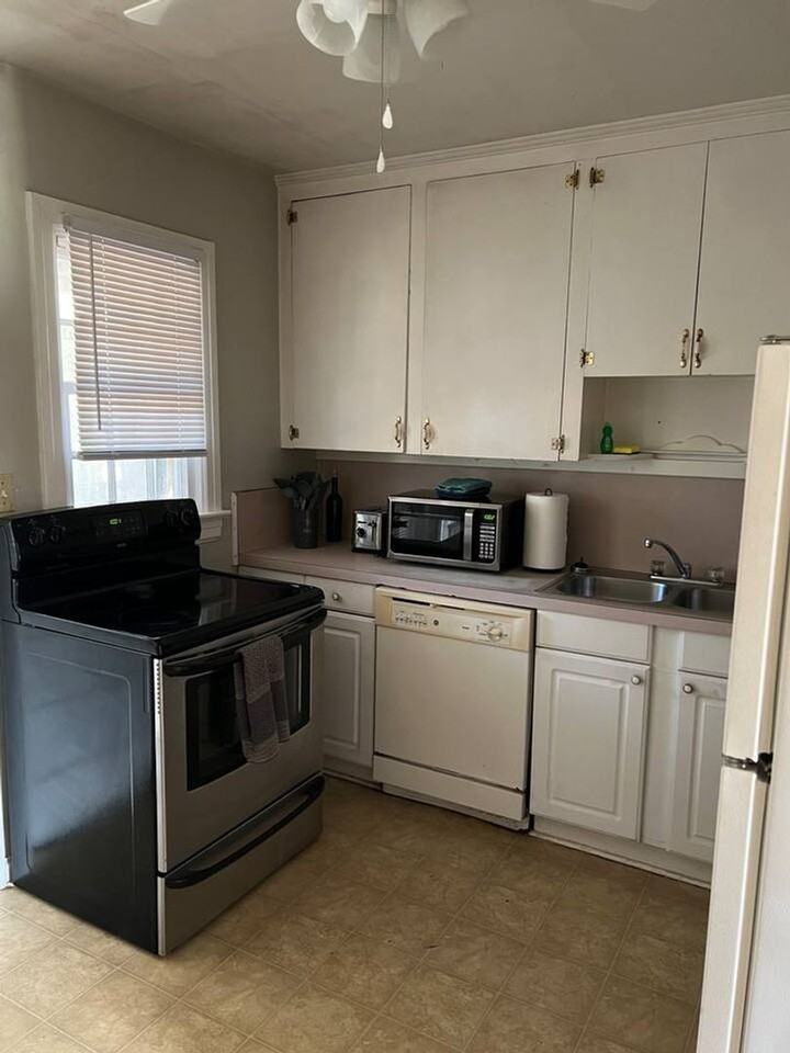 1104 N Duval St - Photo 2 of 6