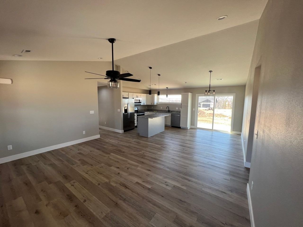 174 Mesa Dr - Photo 3 of 12