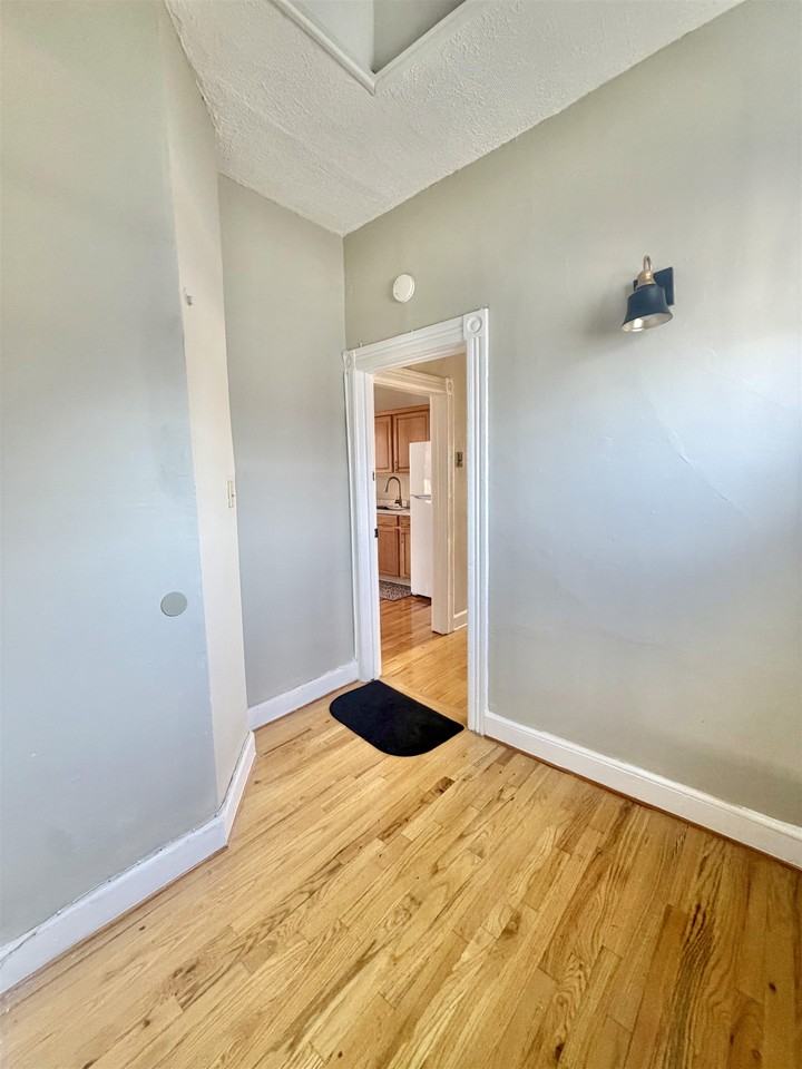 212 Plainfield Ave ##2 - Photo 3 of 20