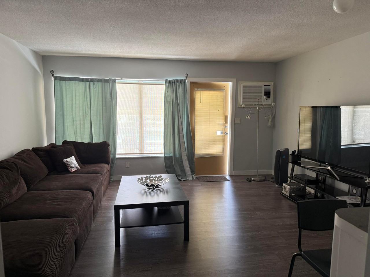 1110 N Riverside Dr - Photo 4 of 14