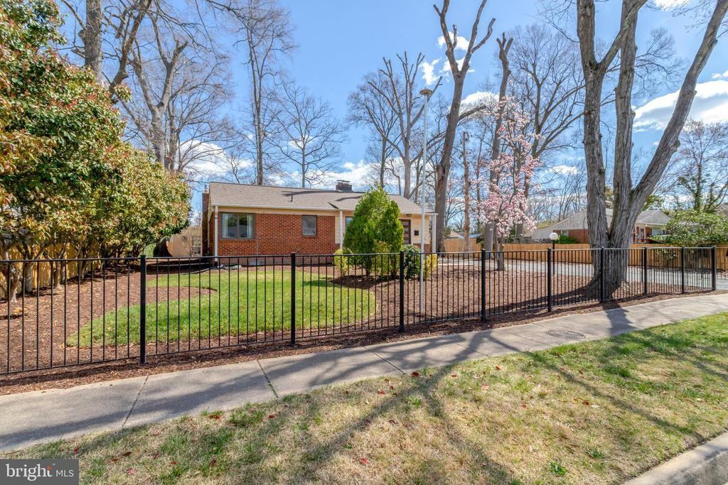 7909 Martha Washington St - Photo 4 of 50