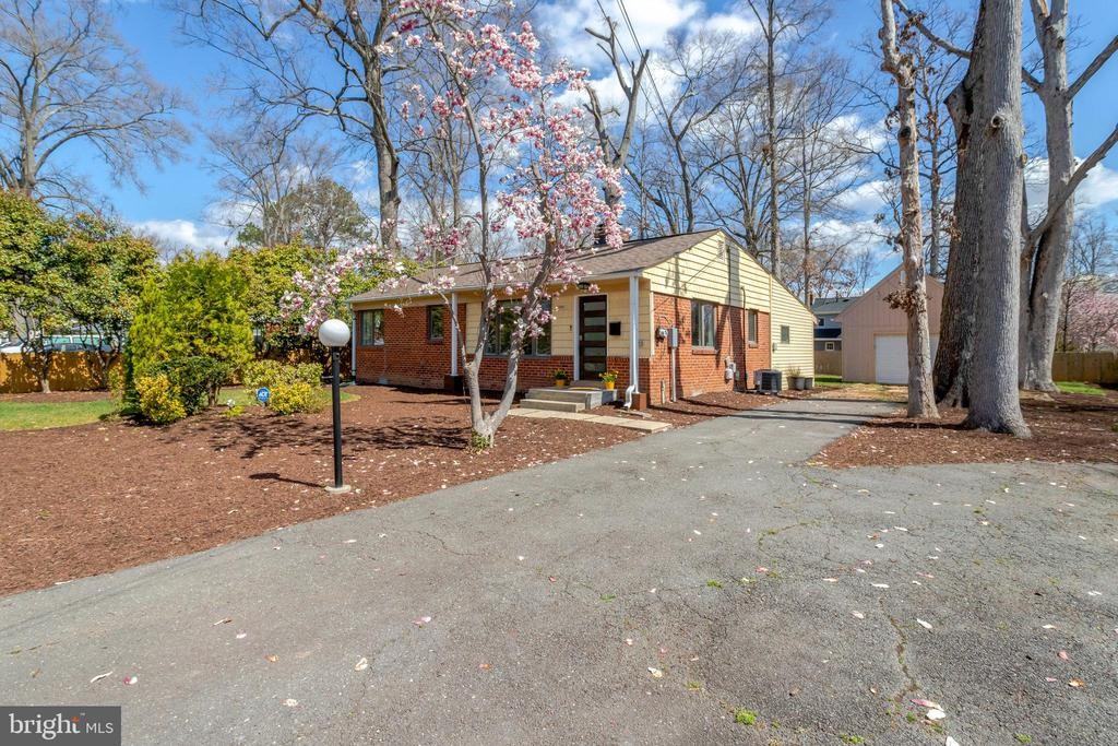 7909 Martha Washington St - Photo 5 of 50
