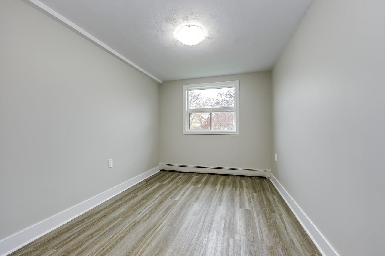 480 Dolph Street North - Photo 3 of 7