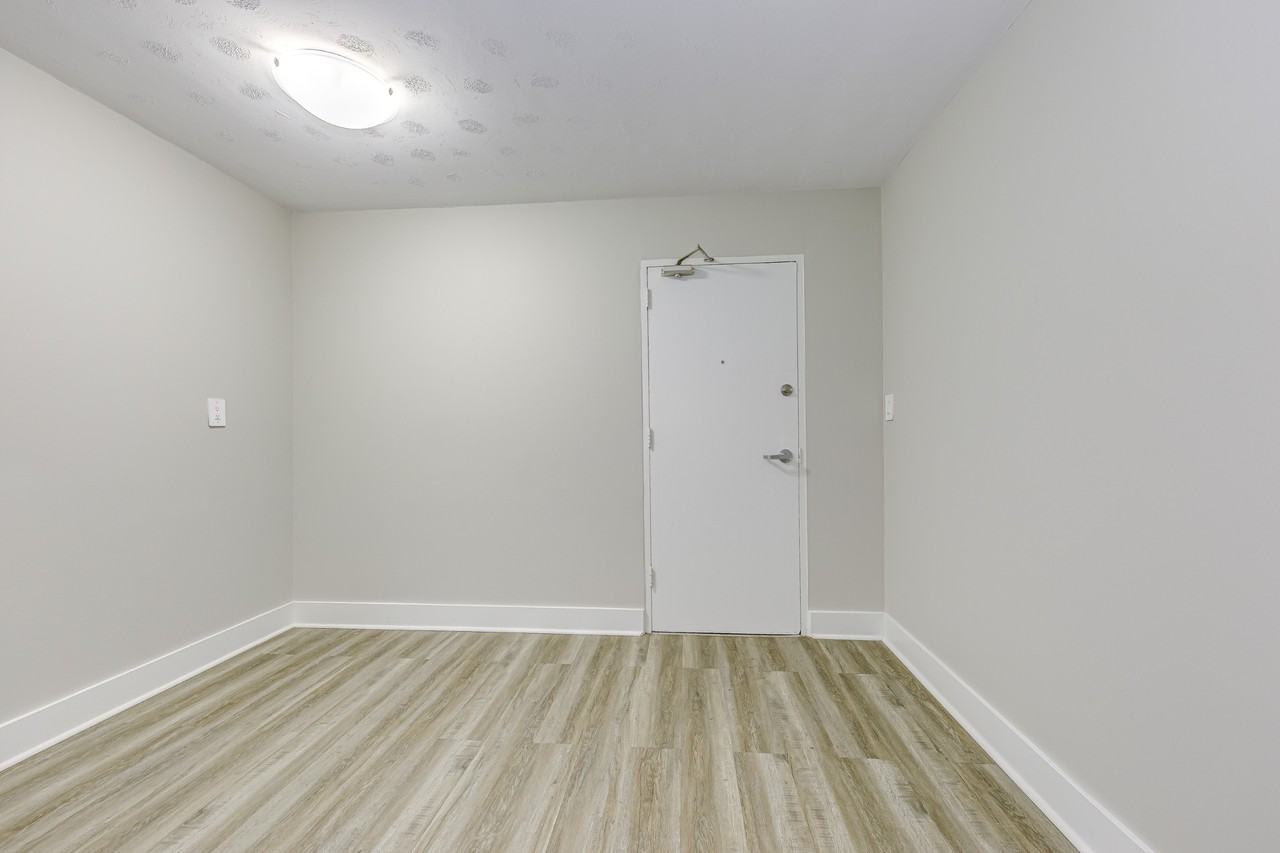 480 Dolph Street North - Photo 4 of 7