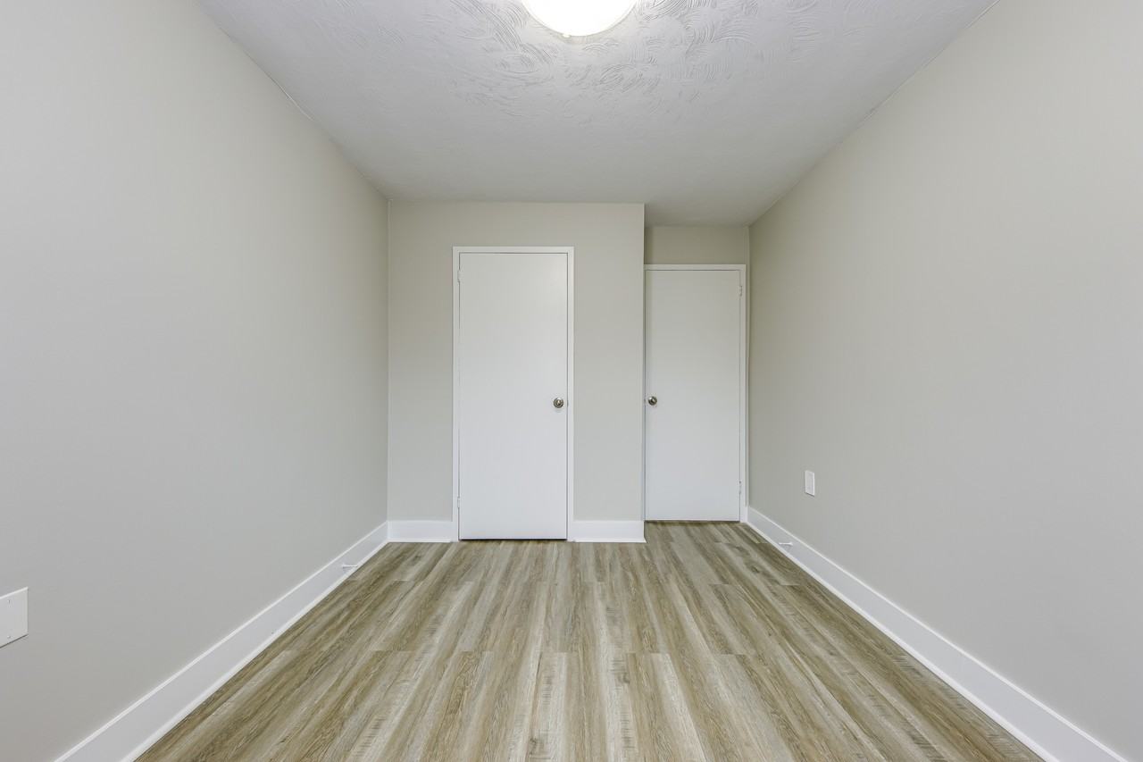 480 Dolph Street North - Photo 5 of 7