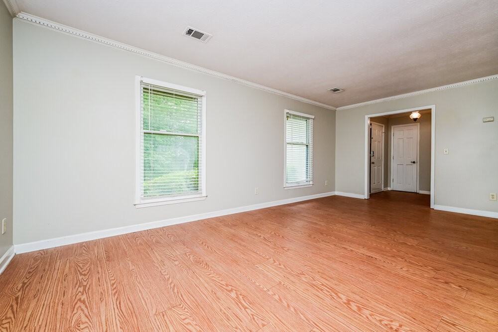 564 Clubhouse Dr Se - Photo 4 of 17