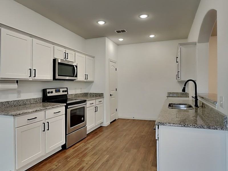 1548 Woodlake Dr - Photo 4 of 16