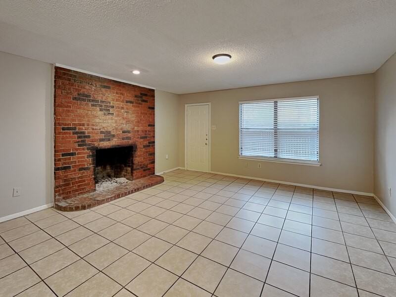 934 Southmoor Dr - Photo 2 of 12