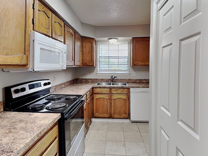 934 Southmoor Dr - Photo 4 of 12