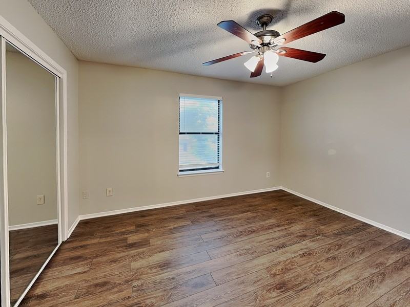 934 Southmoor Dr - Photo 5 of 12