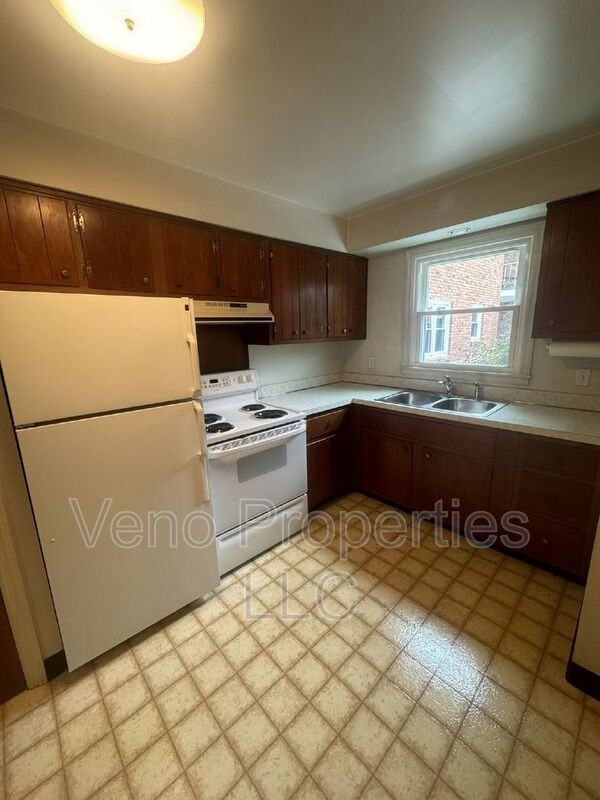 9/11/13 Village Dr. #4 - Photo 2 of 10