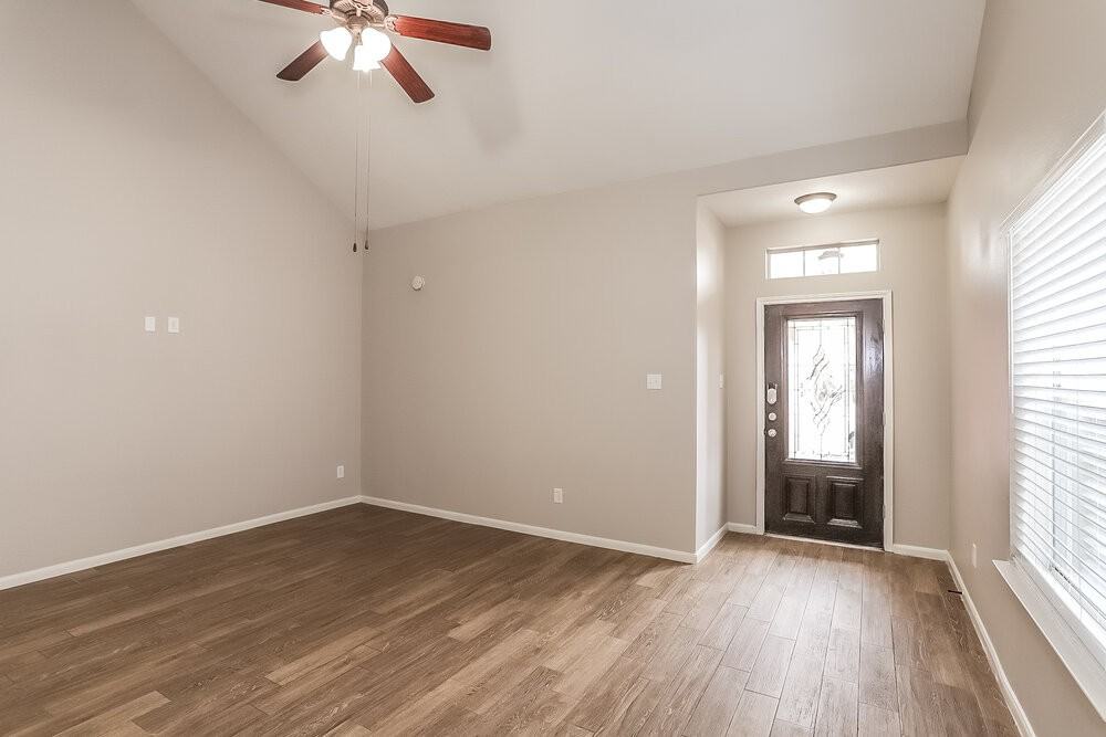 10518 Southway Bend Ln - Photo 5 of 17